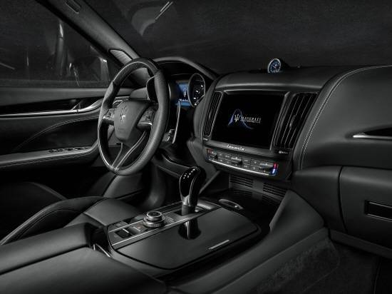 내·외관 곳곳에서 전설적인 브랜드 레이싱 DNA를 발견할 수 있는 르반떼 그란스포트 내부는 스포티한 카본 트림 마감이 12방향 전동조절 가죽시트 및 스포츠 스티어링휠과도 어우러져 한층 스포티한 느낌을 선사한다. ⓒ FMK