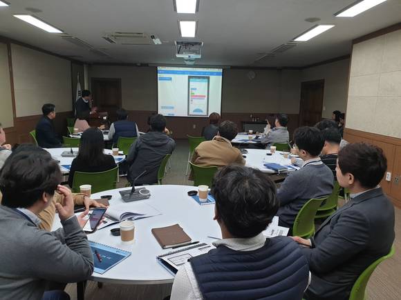 광산구청 2층 상황실에서 진행된 협업데이에 참여한 직원들이 주제 발제를 경청하고 있다. ⓒ 프라임경제
