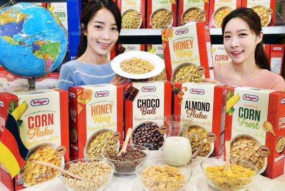 25일 홈플러스 강서점에서 모델들이 독일 브뤼겐 시리얼을 선보이고 있다. 이날 홈플러스는 유럽 최대 유통연합 EMD 가입 후 첫 소싱 상품으로 독일 시리얼 5종을 내놨다. ⓒ 홈플러스