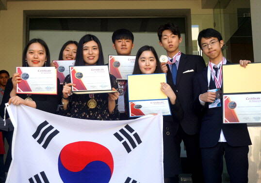 튀니지과학경진대회 참가 학생들이 수상 후 기념촬영 하고 있다. ⓒ 한국과학기술지원단