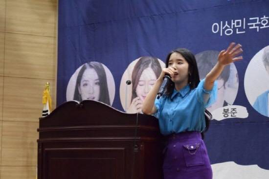강연 중인 유튜브 크리에이터 퓨어디. = 한혜찬 청년기자