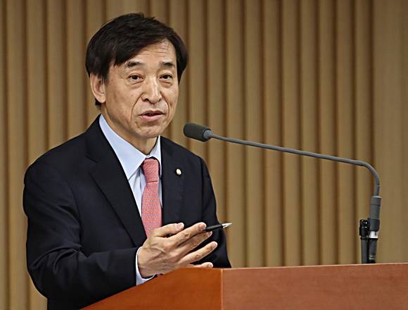 이주열 한국은행 총재가 취임 5주년을 맞은 1일 서울 중구 세종대로 한은 본관에서 열린 출입기자단과의 오찬간담회에서 기자들의 질문에 답변하고 있다. ⓒ 한국은행