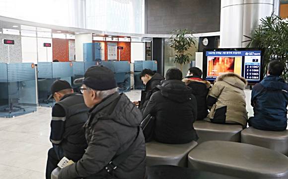 한 시중은행에서 순서를 기다리고 있는 고객들. ⓒ 연합뉴스