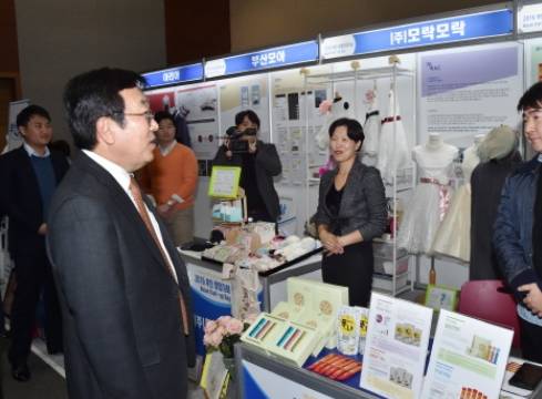 시장 재직 당시 부산시 중소 경제인들을 직접 만나 대화 중인 서병수 전 부산시장의 모습. ⓒ 부산시