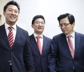 왼쪽부터 오세훈 전 서울시장과 김세연 의원 및 황교안 한국당 대표가 어깨를 나란히 한 장면이다. ⓒ 연합뉴스