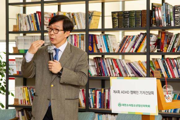 ADHD(또는 적대적 반항장애)로 진단된 청소년이 자살 시행 의도를 가지는 비율은 정상 청소년 대비 6배 높게 나타났다. 사진은 김붕년 대한소아청소년정신의학회 대회협력이사. ⓒ 대한소아청소년정신의학회