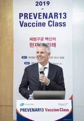 한국화이자제약은 5일 센터포인트 광화문에서 '2019 프리베나®13 백신클래스'를 개최했다. 사진은 마크 반 데 린덴 독일 아헨 대학병원 박사. ⓒ 한국화아자제약