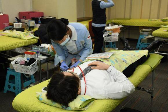 한미약품 임직원이 지난 2일 본사에서 열린 헌혈 캠페인에 참여하고 있다. ⓒ 한미약품