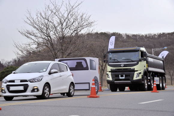 볼보트럭 비상자동제동장치 시연. ⓒ 볼보트럭코리아