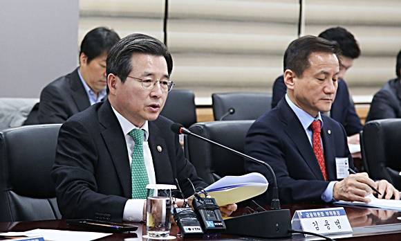 김용범 금융위 부위원장이 10일 서울 종로구 정부서울청사 금융위원회에서 가계부채관리 점검회의를 열고 모두발언을 하고 있다. ⓒ 금융위원회