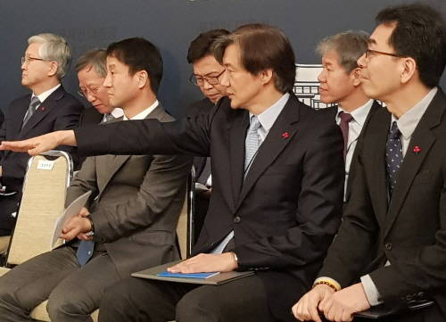 조국 청와대 민정수석이 부산에 출마하러 이동할 경우 지역 판세 전반에 파급효과가 불가피하다는 지적이 나온다. ⓒ 프라임경제