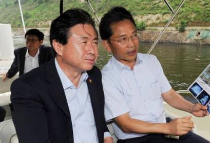 김영춘 전 해양수산부 장관이 관계 공무원으로부터 선상 브리핑을 듣는 모습. ⓒ 해양수산부