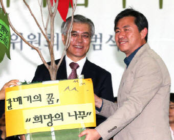 문재인 대통령과 함께 한 행사에 모습을 드러낸 김영춘 전 해수부 장관. ⓒ 연합뉴스
