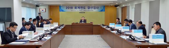 충청남도의회는 12일 도의회 특별위원회 회의실에서 결산검사위원 위촉식을 개최했다. ⓒ 의회사무국