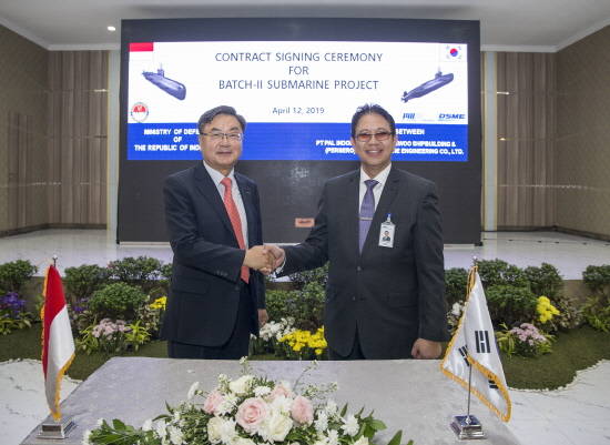 12일 인도네시아 현지에서 이성근 대우조선해양 사장(왼쪽)과 PT.PAL 조선소 부디만 살레 사장이 잠수함 건조 계약서에 서명을 한 뒤 악수를 하고 있다. ⓒ 대우조선해양