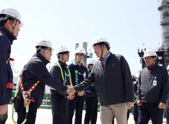 최태원 회장과 박경환 울산CLX 총괄(우측 첫 번째)이 SK에너지 울산CLX VRDS 신설 현장을 방문해 구성원들을 격려하며 악수를 하고 있다. ⓒ SK이노베이션