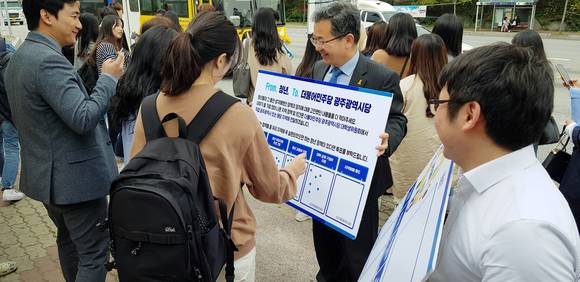 이용빈 민주당 광산갑 지역위원장이 '천막당사' 행사에서 청년들에게 정책 스티커 투표를 받고 있다. Ⓒ민주당 광산갑 지역위원회