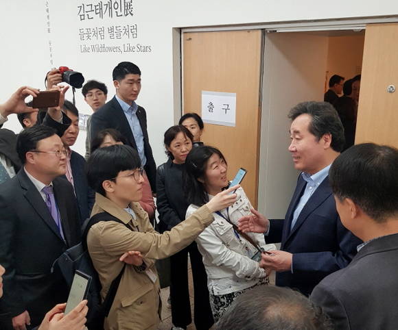 사진 오른쪽부터 이낙연 총리, 김민진 기자, 송창진 기자, 김기태 휴먼에이드포스트 대표이사 발행인. 사회적기업형 언론사 휴먼에이드포스트에는 발달장애인 청년 5명이 비장애인들과 함께 기자로 활동하고 있다. ⓒ 휴먼에이드