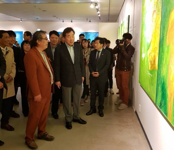 이낙연 총리가 김근태 화백으로부터 작품 설명을 듣고 있다. ⓒ 휴먼에이드