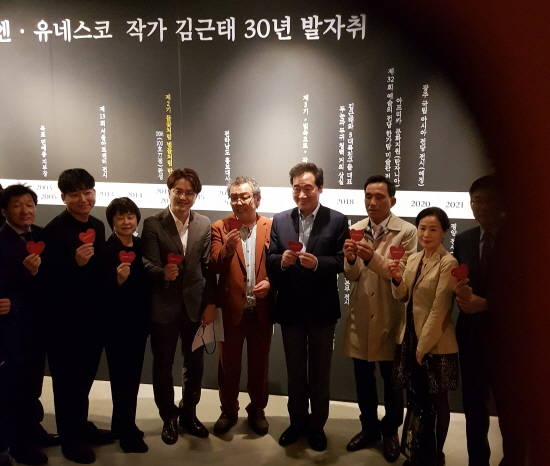 이낙연 총리와 김근태 화백, 그리고 이번 행사 주최자인 김만희 아트앤라이프 대표(김근태 화백 왼편) 등이 기념촬영 하고 있다. ⓒ 휴먼에이드