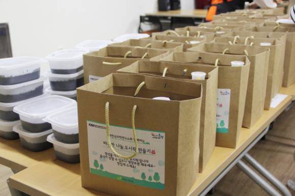 KMI는 지난 18일 서울 대방종합사회복지관을 찾아 '따뜻한 나눔, 도시락 만들기' 봉사활동을 진행했다. ⓒ KMI