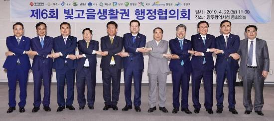 이용섭 광주광역시장이 22일 오전 시청 3층 중회의실에서 광주시와 인근 기초단체 등 11개 자치단체가 참여한 가운데 열린 '제6회 빛고을생활권 행정협의회'에서 단체장들과 기념촬영을 하고 있다. 왼쪽부터 임택 동구청장, 김삼호 광산구청장, 이윤행 함평군수, 유두석 장성군수, 강인규 나주시장, 이용섭 광주시장, 류병양 남구 혁신정책과장, 최형열 화순부군수, 문인 북구청장, 최형식 담양군수, 서대석 서구청장. ⓒ 광주광역시