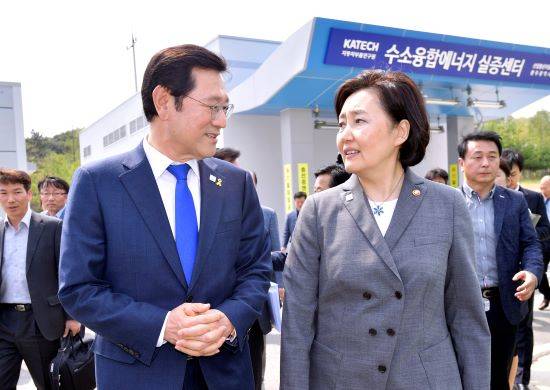 이용섭 광주광역시장과 박영선 중소벤처기업부 장관이 22일 오후 북구 그린카진흥원을 방문해 수소실증스테이션을 플랫폼을 시찰하고 있다. ⓒ 광주광역시
