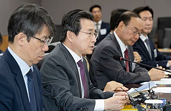 김용범 금융위 부위원장은 24일 서울 종로구 정부서울청사 금융위원회에서 보증기관, 중소기업 대표들과 연대보증 폐지 시행 이후 진행상황을 점검하는 회의를 열고 모두발언을 하고 있다. ⓒ 금융위원회