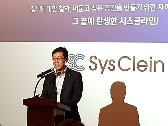 대림산업과 GS건설은 지난 17일과 18일 각각 자사의 친환경 제품 설명회를 갖고 대대적 홍보에 나섰다. 사진은 18일 개최된 GS건설 공기청정시스템 '시스클라인' 설명회에서 우무현 GS건설 건축·주택부분 대표가 '시스클라인'에 대해 설명을 하는 모습. = 장귀용 기자