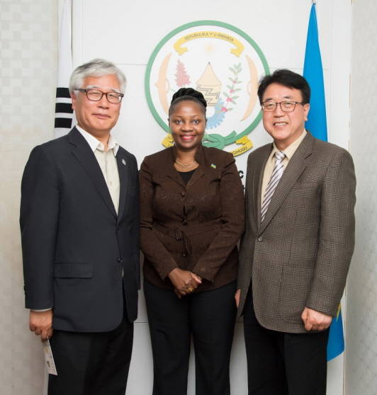 인터뷰 당일 기자와 함께 르완다 대사관을 방문한 이창기 르완다연합대학교 총장과 백종태 수출산단설립추진위원장이 엠마 이숨빙가보 대사와 기념촬영 하고 있다. 이 총장과 백 위원장은 르완다에 대학 설립과 산학단지 조성을 위해 힘쓰고 있다. 르완다연합대학교는 오는 9월 개교 예정이다. ⓒ 프라임경제