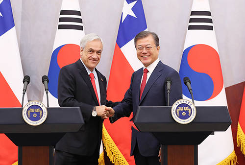 문 대통령은 정상회담에 앞서 삐녜라 대통령의 국빈방한을 환영하는 공식 환영식을 개최했으며, 정상회담에 이어 양 정상은 '국방협력협정' 및 '전자정부 협력 MOU' '개정 ICT 협력 MOU' '교통협력 MOU' 서명식에 입석했다. ⓒ 청와대