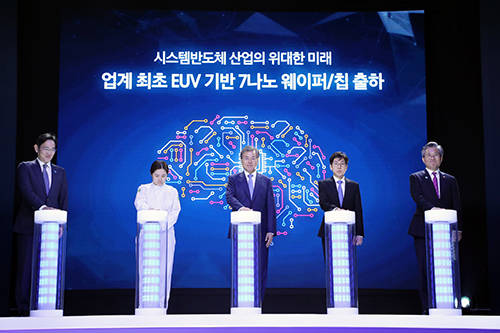 EUV 기술은 극자외선을 이용해 반도체 웨이퍼 회로를 더 미세하게 만드는 기술로, 삼성전자 화성사업장 EUV동은 지난 2018년 2월 착공해 오는 2020년 2월 가동 예정이다. ⓒ 연합뉴스