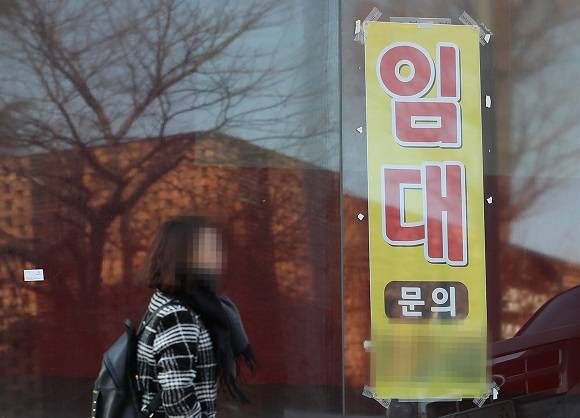 자영업자들의 폐업이 늘어나고 있는 가운데 서울시내 한 건물에 임대 안내문이 붙어있다. ⓒ 연합뉴스