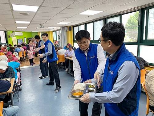 금투협 임직원들이 영등포 '장애인사랑 나눔의 집'을 방문해 봉사활동을 펼치고 있다. ⓒ 금융투자협회