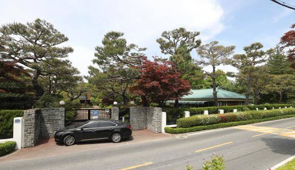 롯데그룹은 신격호 명예회장 개인 별장의 국유지 불법점유 논란과 관련해 한국수자원공사의 권한에 따른 조치를 따르겠다는 입장을 전했다. 사진은 울산시 울주군 삼동면 대암댐 옆 롯데별장의 모습. ⓒ 연합뉴스