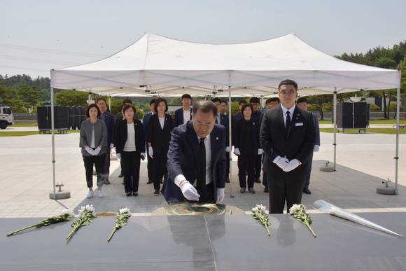 16일 광산구의회 배홍석 의장, 의원, 사무국 직원들이 국립5.18민주묘지를 참배했다. ⓒ 광산구의회