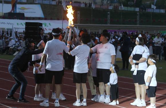 채화한 성화는 노박래 서천군수에게 전달된 후 육상 꿈나무인 한산중학교 김진형 최초주자에게 인계되고 있다. ⓒ 서천군