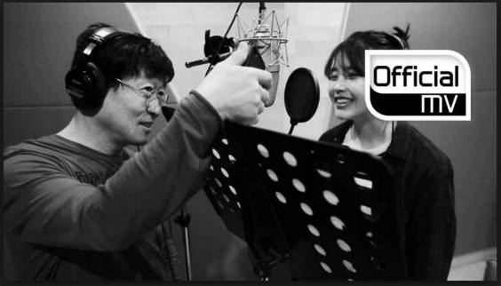 '꽃갈피' 뮤직비디오 중 일부. '너의 의미' 원곡자인 가수 김창완과 작업하고 있는 모습. ⓒ 구글 캡처