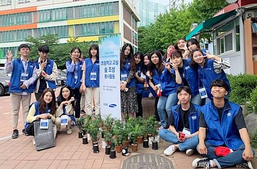 지난 18일 동답초등학교에서 진행된 '초등학교 숲 조성' 봉사활동 현장. ⓒ 삼성증권