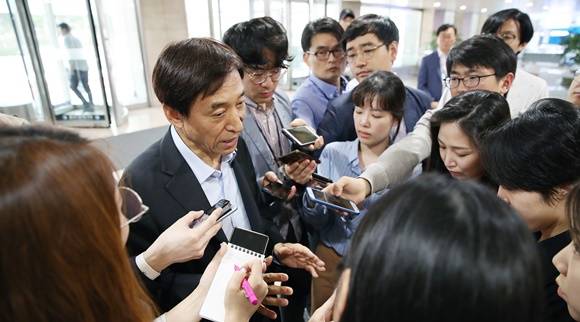 서울 한국은행 본관에서 기자들 질의응답에 답하고 있는 이주열 한국은행 총재. ⓒ 한국은행