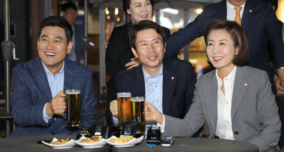 오신환 바른미래당 원내대표(오른쪽)는 이인영 더불어민주당 원내대표(가운데), 나경원 자유한국당 원내대표(오른쪽)와 20일 저녁 맥주회동을 가지고 국회 정상화에 공감대를 형성했다고 21일 밝혔다. 오 원내대표는 제3당 원내대표로 추경 등에서 바른미래당이 무게감을 가질 수 있게 철저히 임한다는 입장을 소속 의원들에게 당부했다. ⓒ 연합뉴스