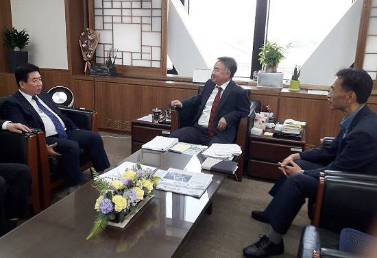 구충곤 화순군수는 지난 16일 대통령 직속 국가균형발전위원회를 방문해 송재호 위원장과 관계자를 만나 생활SOC 복합화 사업과 관련한 의견을 나눴다. ⓒ 화순군
