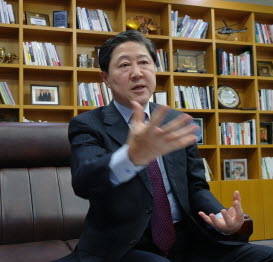 현안에 대해 열정적으로 의견을 피력 중인 유기준 자유한국당 의원. ⓒ 프라임경제