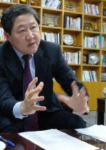 북한 석탄 의혹을 자료를 보며 설명 중인 유기준 자유한국당 의원. ⓒ 프라임경제