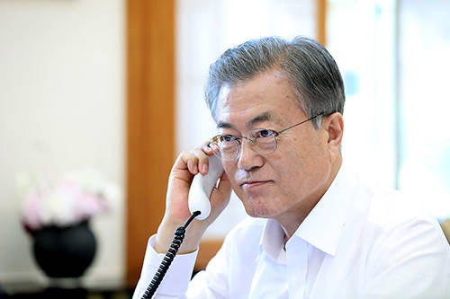 문재인 대통령은 조코 위도도 인도네시아 대통령의 대선 승리와 연임 성공에 대한 축하 인사를 전하고, 양국의 특별 전략적 동반자 관계를 더욱 발전시켜 나가길 기대했다. ⓒ 청와대