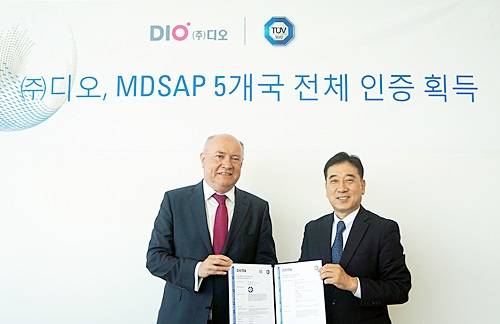 지난 22일 강창학 디오 상무이사(사진 우측)가 TÜV SÜD Korea 여의도 사무소에서 열린 MDSAP 인증서 수여식에 참석, 볼프강 호크(Wolfgang Hock) TÜV SÜD Korea 대표이사와 기념사진을 촬영하고 있다. ⓒ 디오