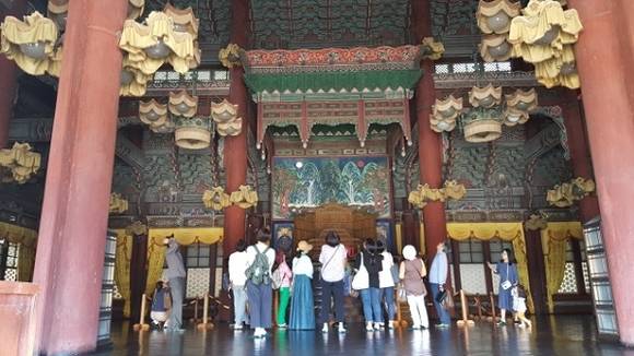 인정전 내부를 관람하는 사람들의 모습이에요. ⓒ 문화재청