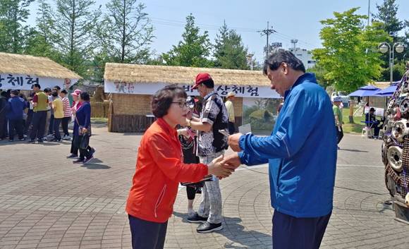 박금순 의장이 '2022 보령해양머드박람회' 팸플릿을 나눠주며 박람회 개최 홍보활동을 하고 있다. ⓒ 의회사무국