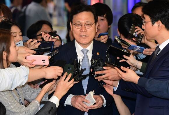 최종구 금융위원장은 26일 키움뱅크와 토스뱅크 두 곳이 인터넷전문은행 심사에서 탈락했다고 밝혔다. ⓒ 연합뉴스