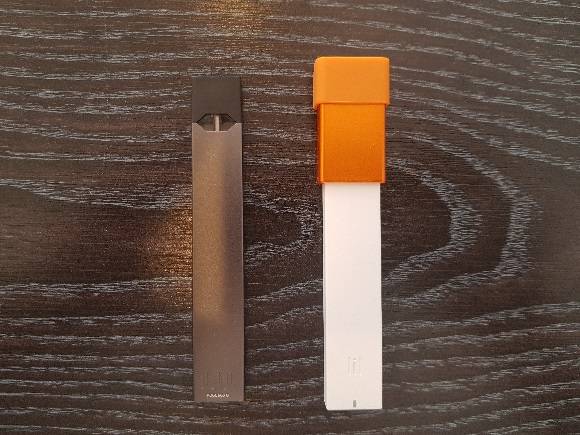 (좌) 쥴 랩스 코리아가 출시한 '쥴(JuuL)', (우) KT&G가 출시한 '릴 베이퍼(lil vapor)'. ⓒ 프라임경제